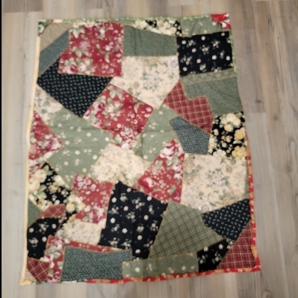 Peace On Earth Handmade Quilted Wall Hanging 28"Wx34L Christmas Cottage - Picture 3 of 3